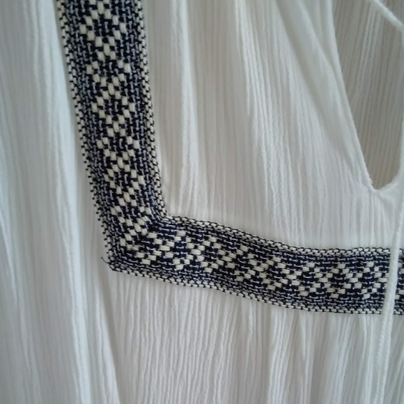 NWOT - Liz Claiborne white peasant style top - Picture 2 of 6